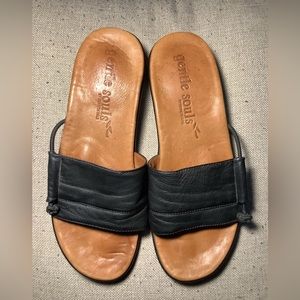 Gentle Souls by Kenneth Cole Golum /Black Leather Slip On Slide Sandal SIZE 8